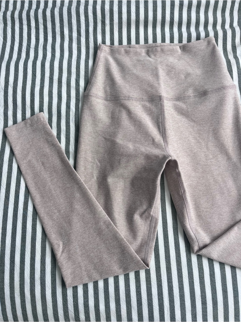 Beyond Yoga High-Waist Leggings in Mauve